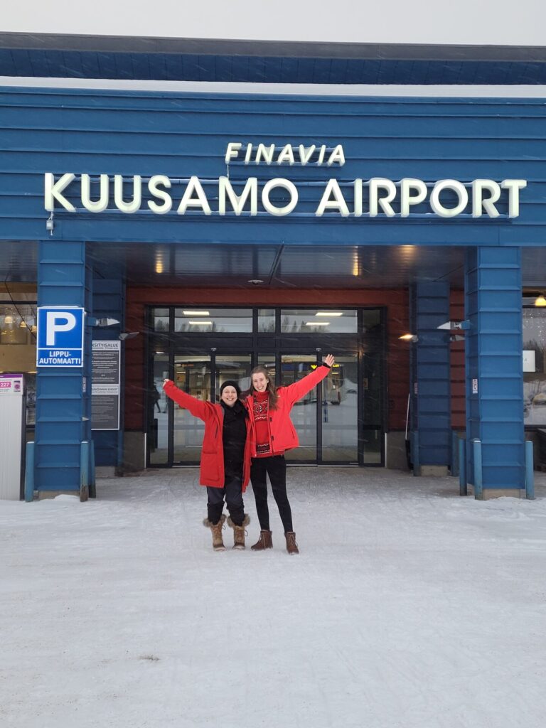 Sue und Isabell am Flughafen Kuusamo